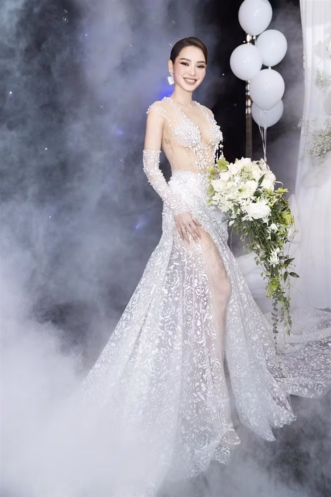 Phương Trinh Jolie có lẽ là cô dâu diện váy cưới táo bạo nhất nhì Vbiz. Người đẹp khoe body bốc lửa trong thiết kế xuyên thấu do Lâm Lâm thực hiện lúc đón khách.
