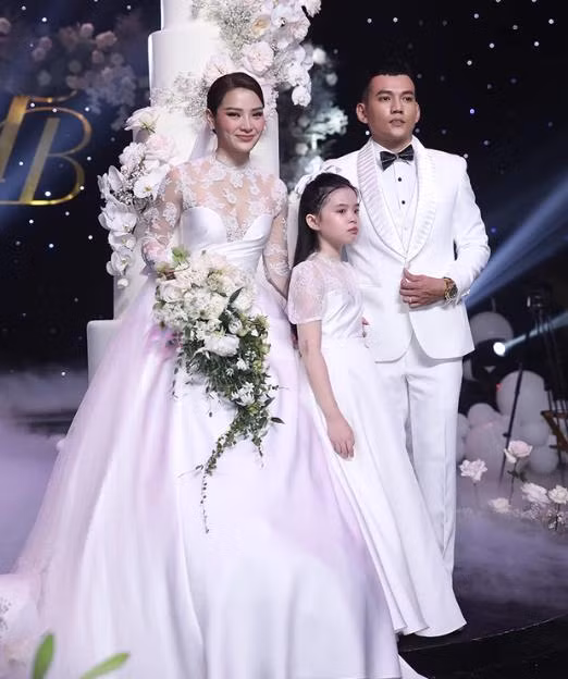 Váy cưới sang trọng ở phần làm lễ của Phương Trinh Jolie do nhà thiết kế Lê Thanh Hòa thực hiện.