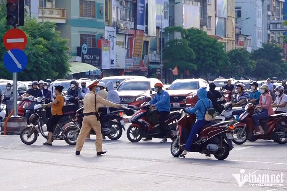 Tram xe may di nguoc chieu o Ha Noi, cong an khong can noi-Hinh-5