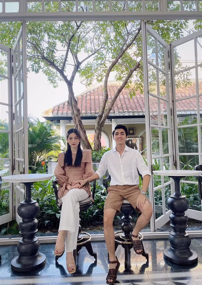 Loạt ảnh "tình bể bình" của cặp sao.
