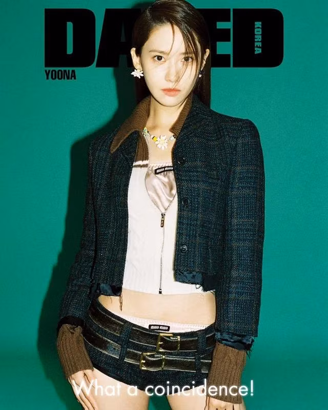 Yoona SNSD chễm chệ trên bìa tạp chí với quần ngắn chưa đến một gang tay để lộ "đồ nhỏ".