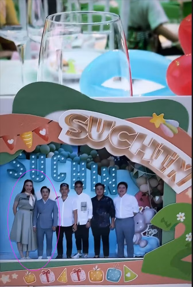 Tối 9/8, Cường Đô La và Đàm Thu Trang đã tổ chức tiệc sinh nhật tròn 2 tuổi cho con gái nhỏ là bé Suchin. Buổi tiệc được tổ chức ở không gian ngoài trời rộng rãi và linh đình y như đám cưới. Các khách mời đến dự đều là doanh nhân, người nổi tiếng trong làng giải trí Việt như: Matt Liu, Minh Nhựa, Diệp Lâm Anh... Ngoài nhân vật chính là bé Suchin, mẹ Đàm Thu Trang đặc biệt thu hút sự chú ý vì cao như người khổng lồ khi chụp ảnh cùng chồng và dàn khách mời.