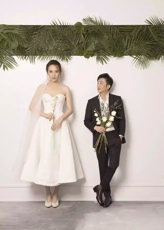 Thay vì cố lấp liếm hay dùng thủ thuật như đứng bục, đi giày độn...để cải thiện khoảng cách, cả 2 luôn tỏ ra thoải mái mỗi khi chụp chung.