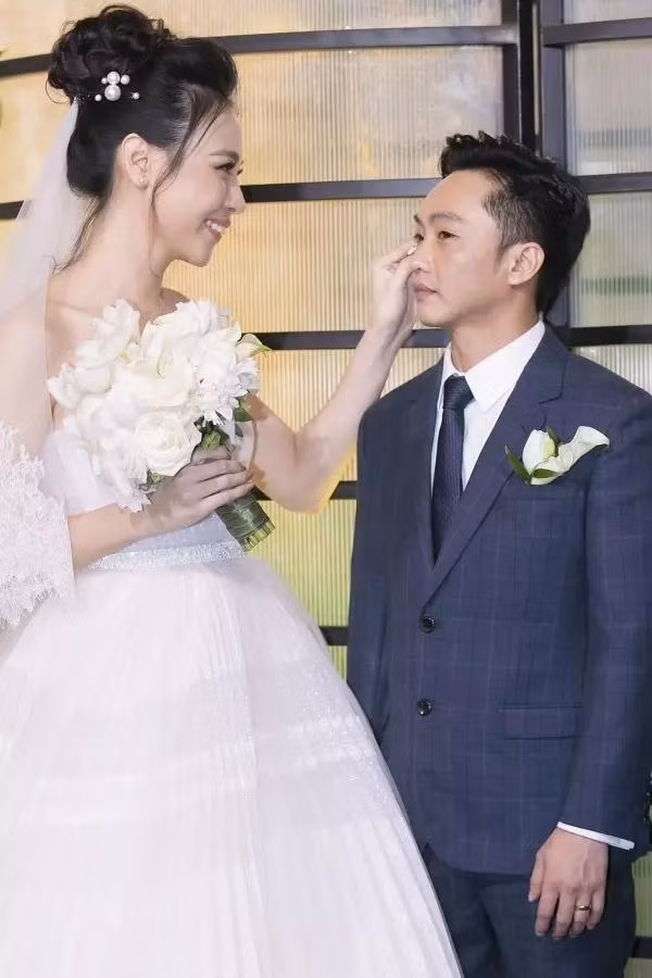 Thậm chí những cử chỉ cực tình của vợ chồng Đàm Thu Trang đôi khi còn làm người đối diện quên đi cả sự chênh lệch.