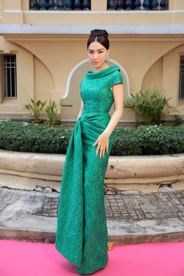 Ca sĩ Hòa Minzy khoe khéo vóc dáng cân đối nhờ mẫu đầm ôm đậm nét cổ điển.