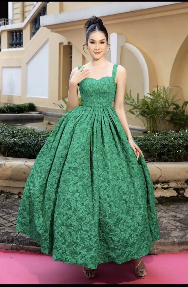 Á hậu Phương Anh chọn kiểu váy cổ điển tựa nàng công chúa, lối trang điểm mắt xanh giúp cô thêm ấn tượng.