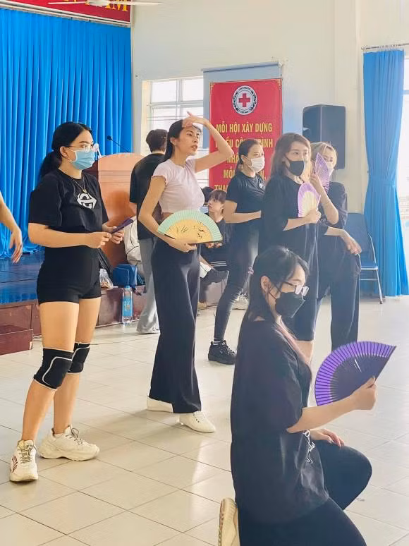 Bên cạnh đó, Thủy Tiên để lộ eo thon đập tan cả những tin đồn về chuyện bầu bí.