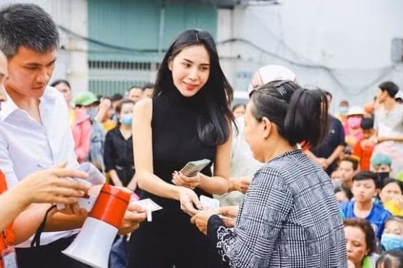 Cách đây ít tháng trước, Thủy Tiên liên tục bị réo tên vào loạt ồn ào từ thiện miền Trung.