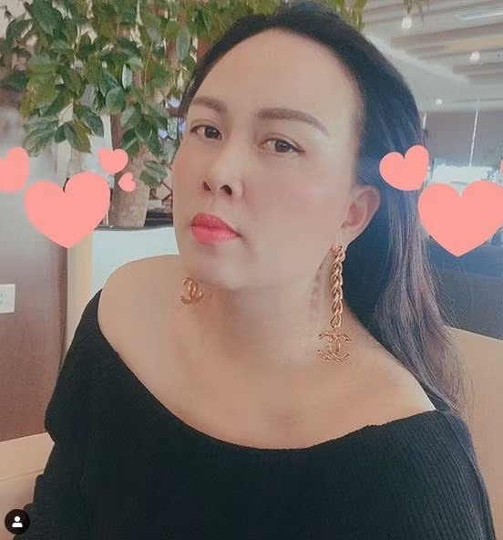 Trong tủ đồ của Phượng Chanel có rất nhiều loại váy áo hở vai.