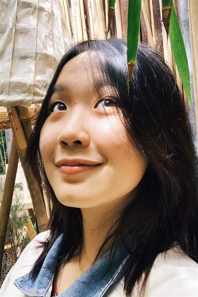 Trong ảnh chụp cận, có thể thấy mụn nổi nhiều nhất ở 2 bên má người đẹp.