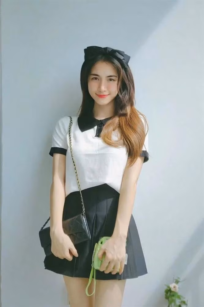 Khuôn mặt ngây thơ, đáng yêu của nữ ca sĩ là lợi thế khi diện kiểu trang phục này. Áo polo mix với chân váy tennis, tóc thắt nơ đơn giản nhưng đủ hack tuổi của cô nàng U30.
