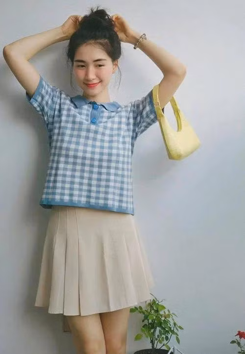 Dù diện trang phục giá bình dân nhưng Hòa Minzy vẫn gây ấn tượng với phong cách cá tính, thời thượng.