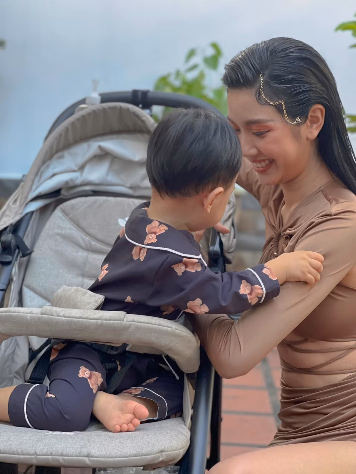 Con trai quấn á hậu Thúy Vân, không cho mẹ đi làm.