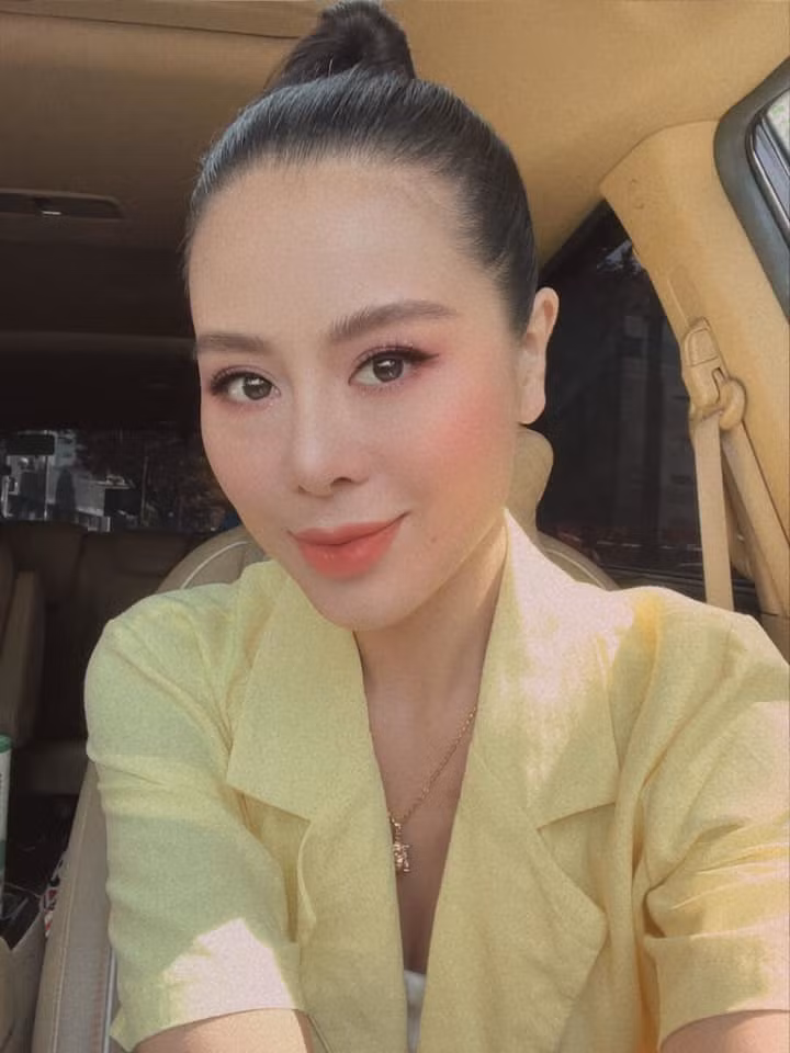 Diễn viên Nam Thư rạng rỡ đi làm.