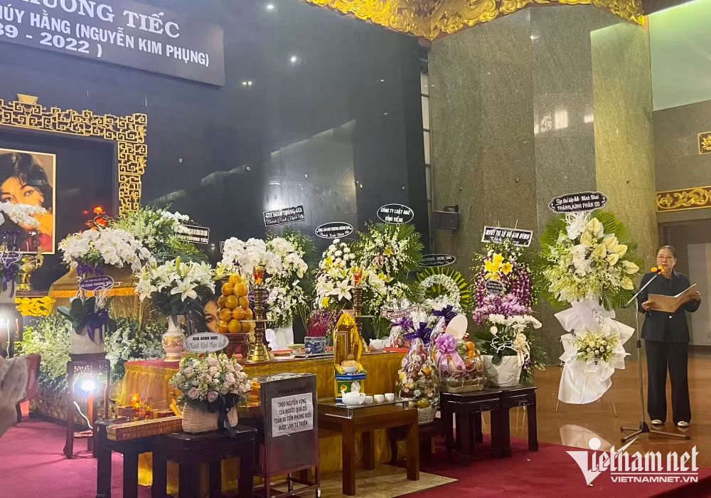 NSND Kim Cuong bat khoc ben xe tang tien biet Tham Thuy Hang