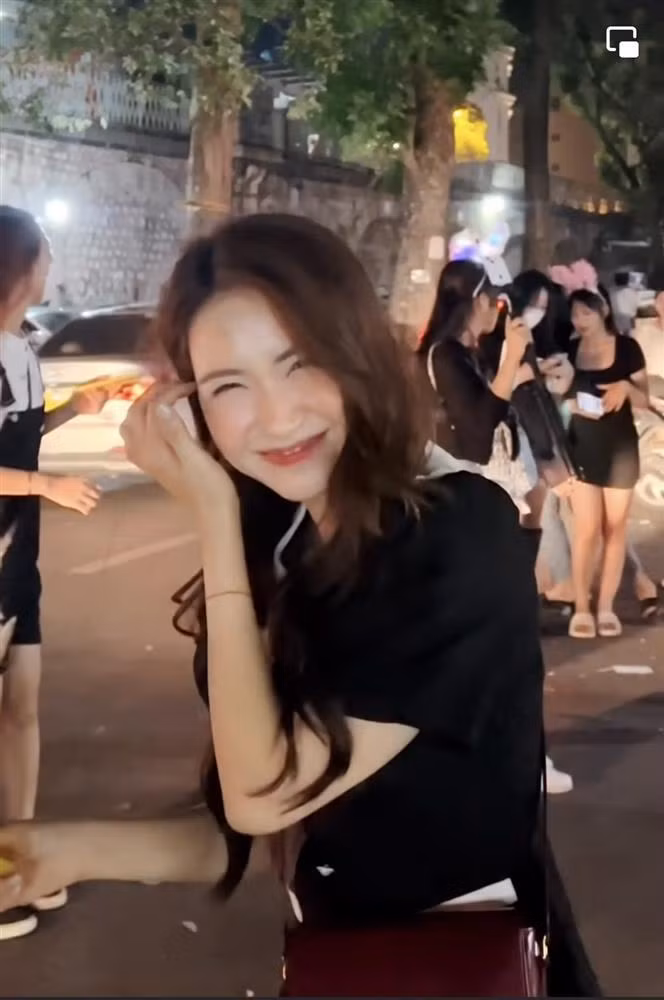 Nụ cười tươi rói xinh xỉu cùng đôi mắt híp đặc trưng của Hòa Minzy.