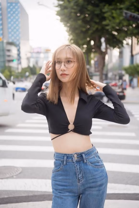Đáng nói, so với loạt ảnh gợi cảm trước đây, khán giả lại thấy vòng 1 của nữ ca sĩ chuyển giới không còn ngồn ngộn, thậm chí phần xương ngực gầy gò cũng lộ rõ hơn dù đã được photoshop "cà" mịn.