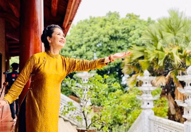 NSND Lan Hương cầu nguyện gia đình bình an vào ngày mồng một đầu tháng.