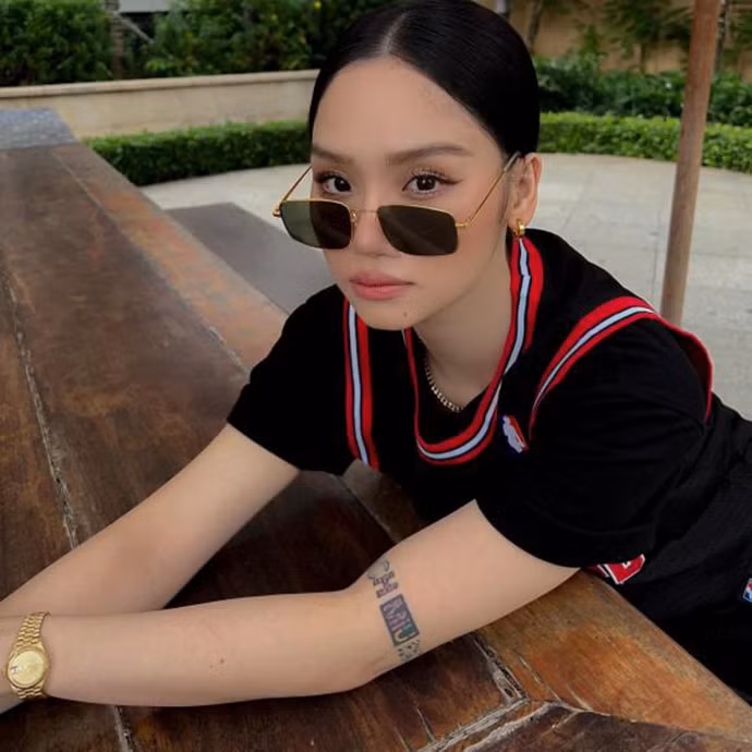 Miu Lê trở về với mái tóc đen sau thời gian nhuộm nhiều màu.
