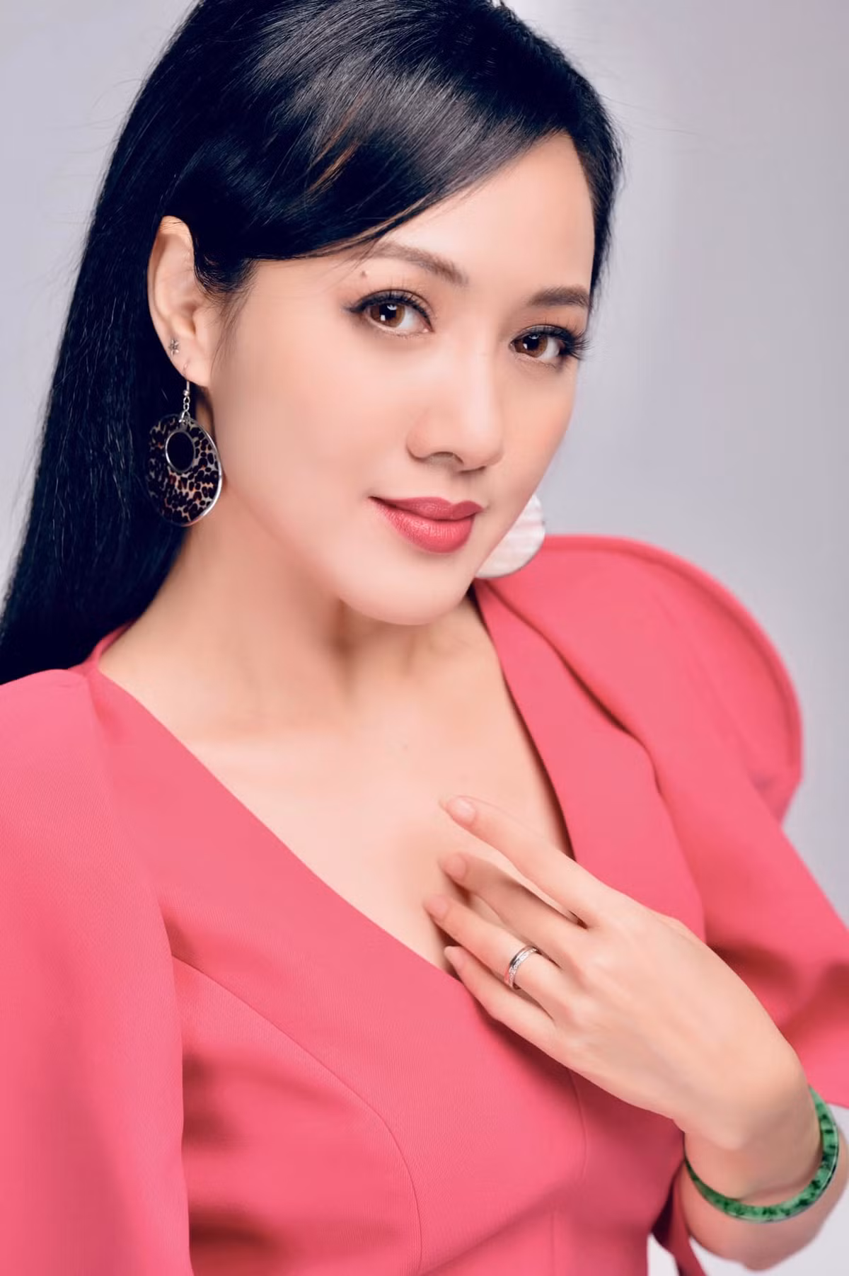 Chi Trung hanh phuc ben ban gai doanh nhan xinh dep-Hinh-2
