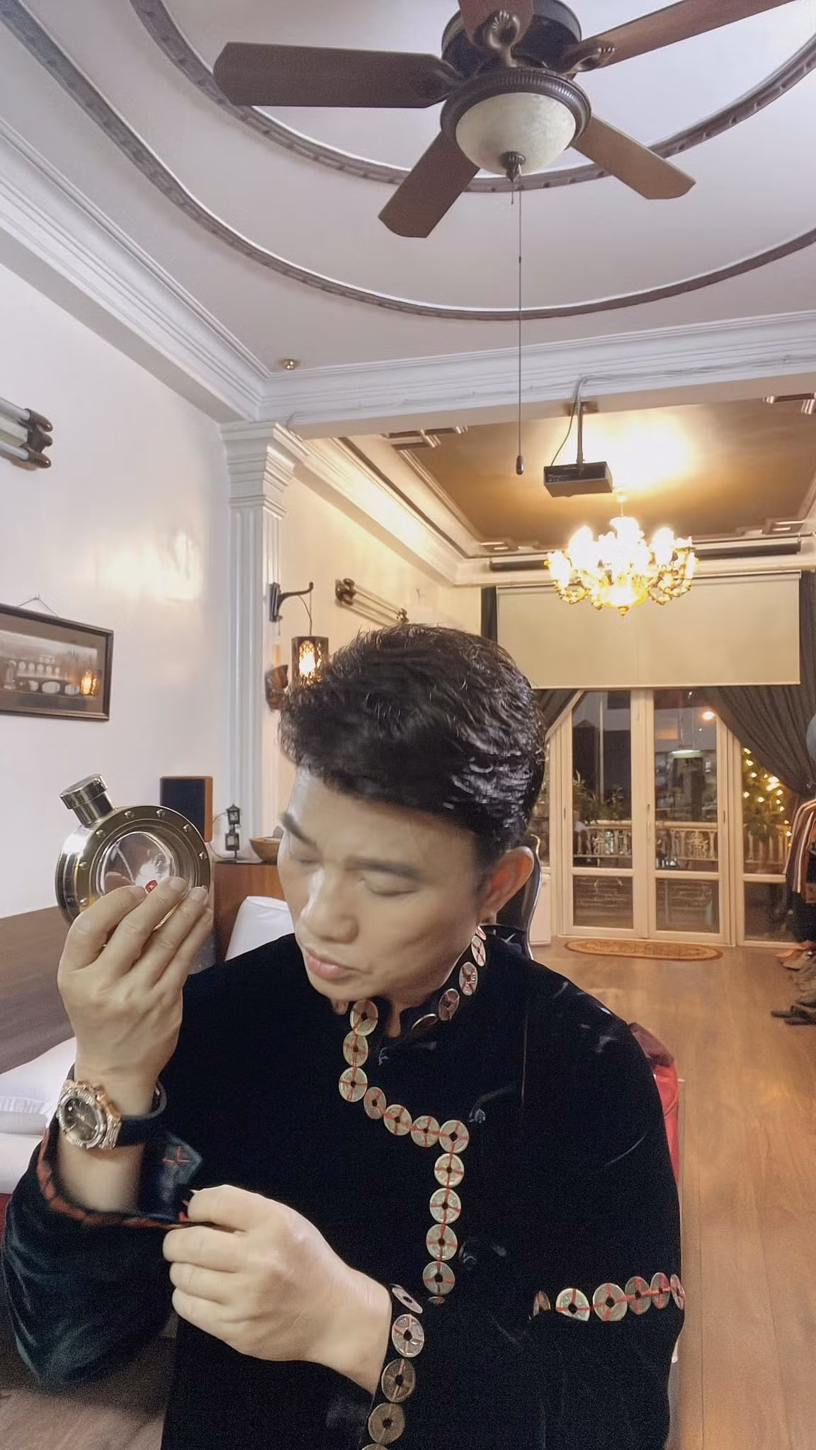 Quang Linh hài hước: "Phải lấy kim chỉ ra khâu lại, không thì rơi rớt hết tiền ngày đầu 2022".