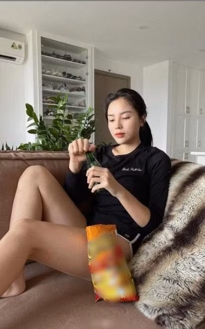 Trước đó, cô cũng vài lần bị nhắc nhở cách pose dáng chụp hình hơi thoải mái dẫn đến việc kém duyên.