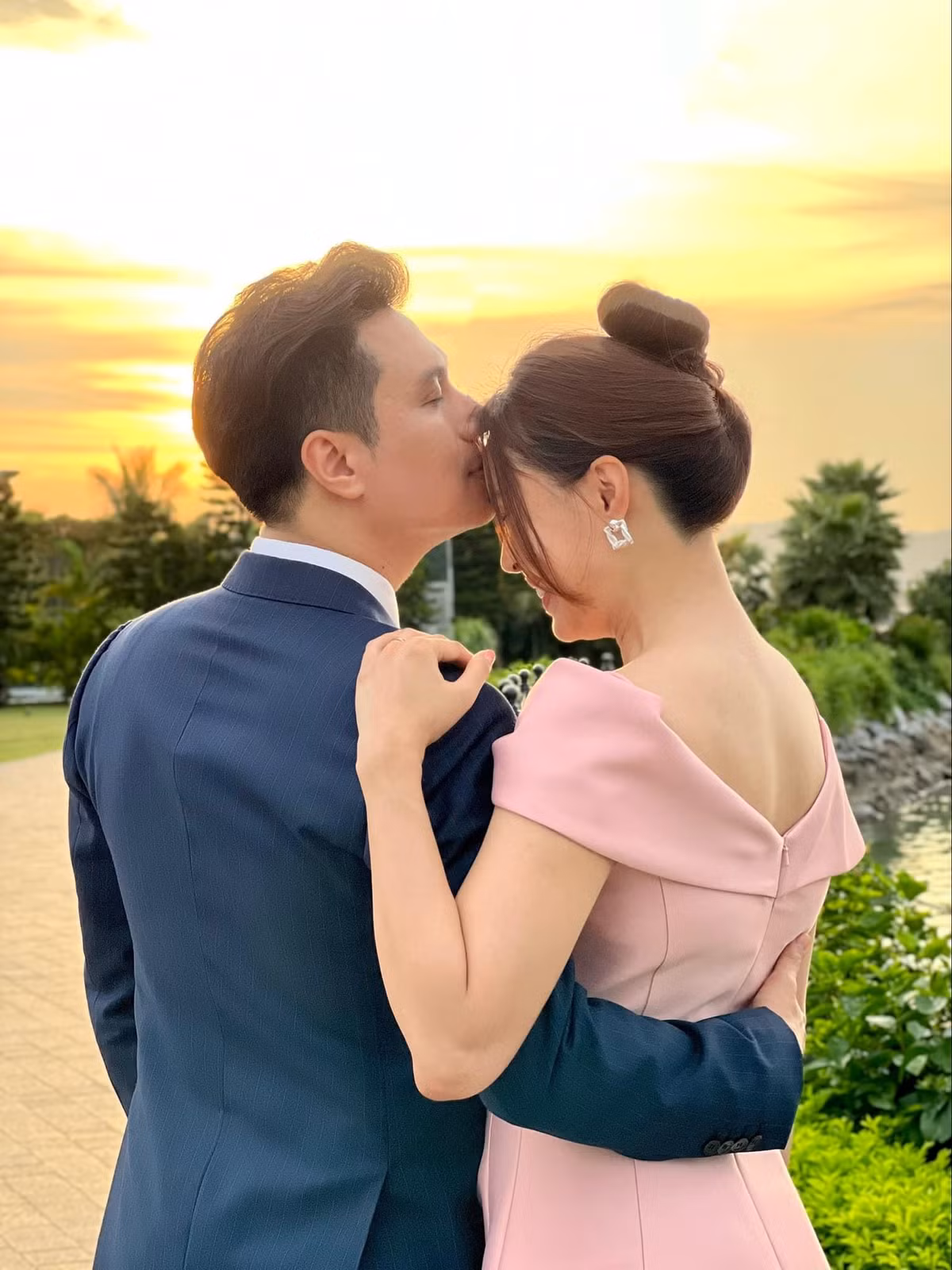 Hong Diem lam vo Viet Anh, lan dau dong phim khong co Hong Dang