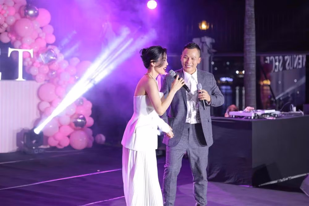 Điểm nhấn của bộ trang phục có lẽ là đôi môi với màu son đỏ rực và cách búi tóc quý phái của nữ ca sĩ.