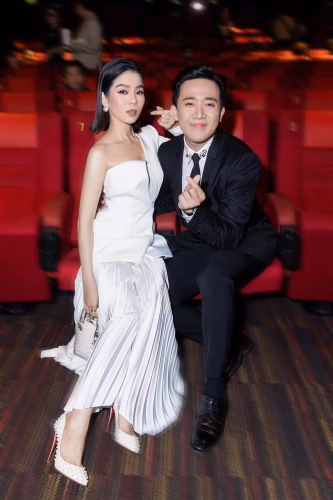 Thế nhưng, set đồ y xì từ cổ đến chân đã được Lệ Quyên bưng đến một sự kiện khác vào đầu năm nay.
