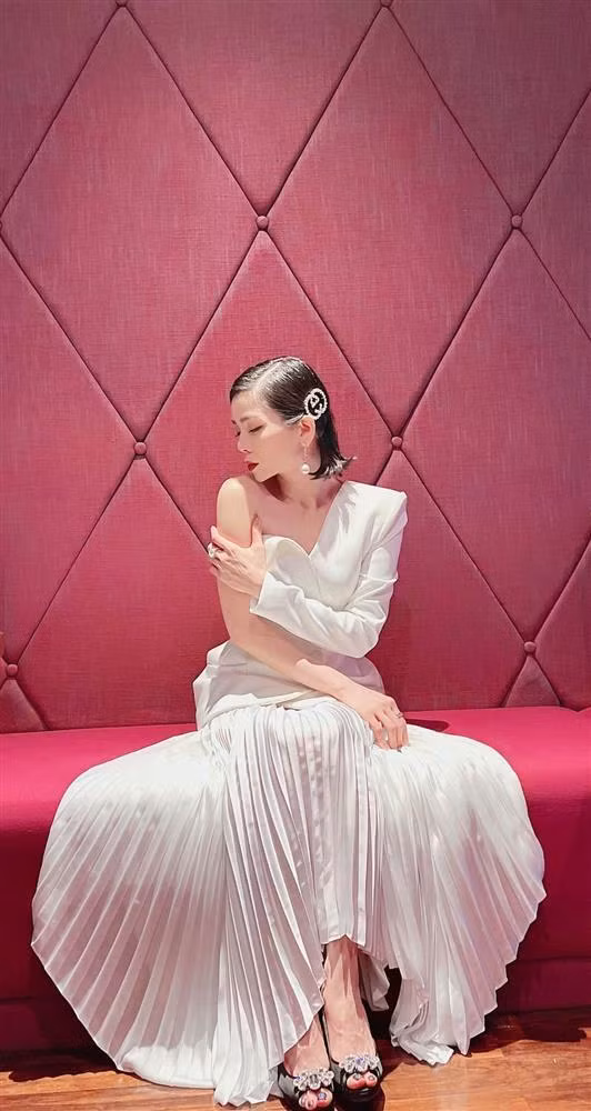 Thế nhưng điểm danh lại mới thấy, hóa ra "thời trang lười" của Lệ Quyên có từ rất lâu rồi.