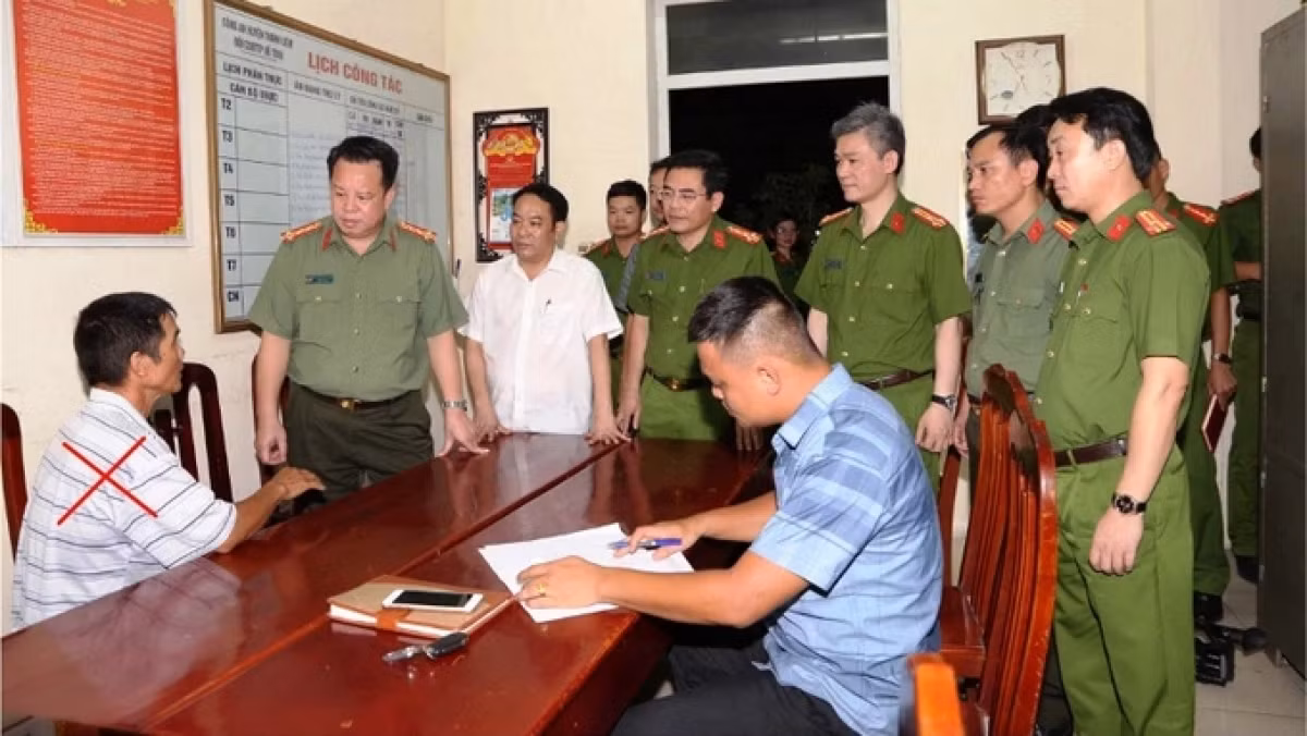 Bat doi tuong gai min cho no o to o Ha Nam