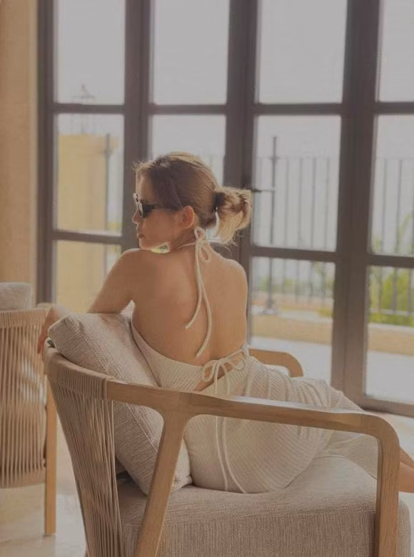 Cách đây ít phút, trong ngày đầu năm, Uyên Tô đã đăng tải loạt ảnh mới khiến cư dân mạng thích thú. Theo đó, trong ảnh, tình cũ Anh Đức đã chọn cho mình một bộ váy 2 dây "lả lơi" nhẹ nhàng và thanh lịch. Đáng chú ý, bộ váy này cũng giúp Uyên Tô khoe trọn lưng trần cực nuột nà và body siêu xịn.
