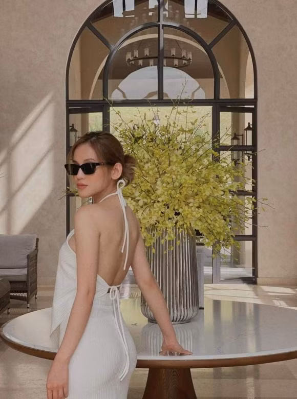 Một trong những chuyện tình đáng tiếc nhất trong năm 2021 vừa qua có lẽ chính là của Anh Đức và bạn gái Uyên Tô. Còn nhớ trong giai đoạn yêu đương mặn nồng, nam diễn viên từng xác nhận sẽ kết hôn với nửa kia trong một sớm một chiều. Thế nhưng đến cuối cùng, cả 2 lại chia tay trong sự tiếc nuối vô hạn của khán giả.