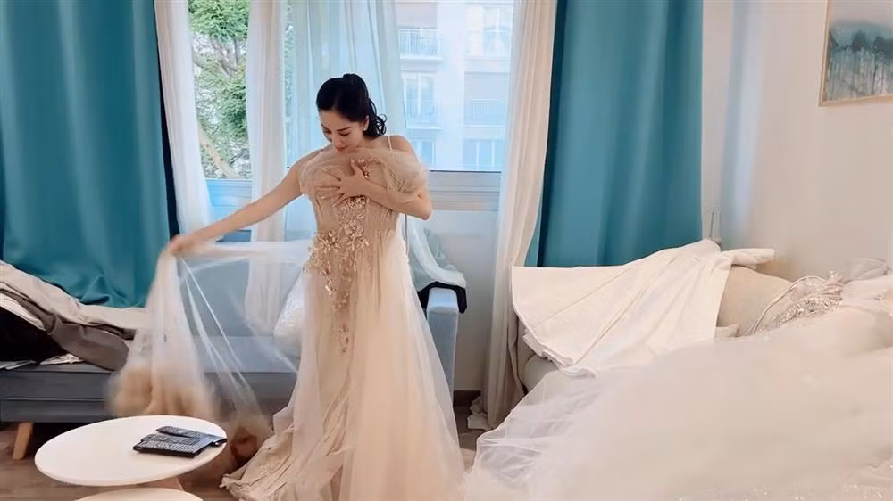 Sau chặng đường hơn 13 năm gắn bó và có với nhau 2 mặt con, Khánh Thi - Phan Hiển chính thức tổ chức đám cưới, dự kiến diễn ra vào tháng 10/2022. Để chuẩn bị cho dấu mốc lịch sử này, cặp đôi vàng làng dancesport quyết định chịu chơi, sang Pháp chụp ảnh cưới. Mới đây, Khánh Thi còn chia sẻ clip "đập hộp" váy cưới khiến netizen không khỏi trầm trồ. Dù vướng phải ý kiến bình luận kém duyên nhưng fan đã thay Khánh Thi đáp trả không hề khoan nhượng.