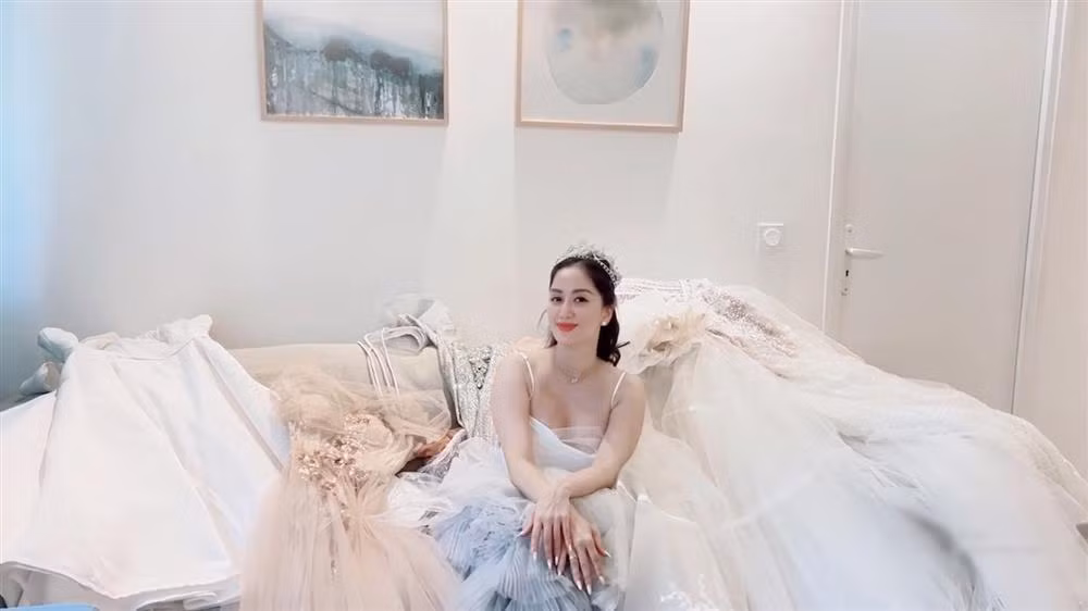 Do thiết kế đính kết cầu kỳ và có độ xòe phồng lớn nên tổng trọng lượng của riêng trang phục cưới của Khánh Thi đã lên tới con số 40kg.