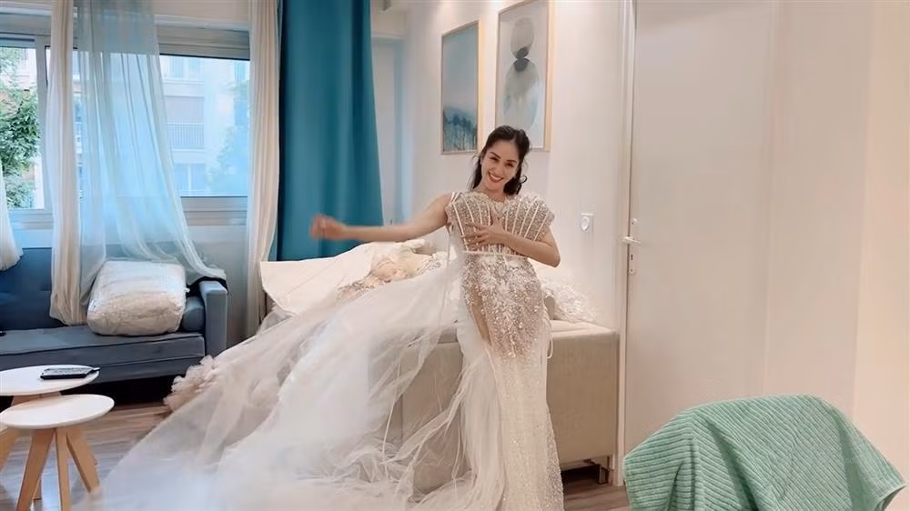 Tạm bỏ qua sự xỉa xói của antifan, Khánh Thi đang rất vui vẻ chuẩn bị cho đám cưới với chồng trẻ. Tất cả những bộ đầm mà mỹ nhân 40 tuổi mang sang Pháp đều là sáng tạo của NTK trong nước.