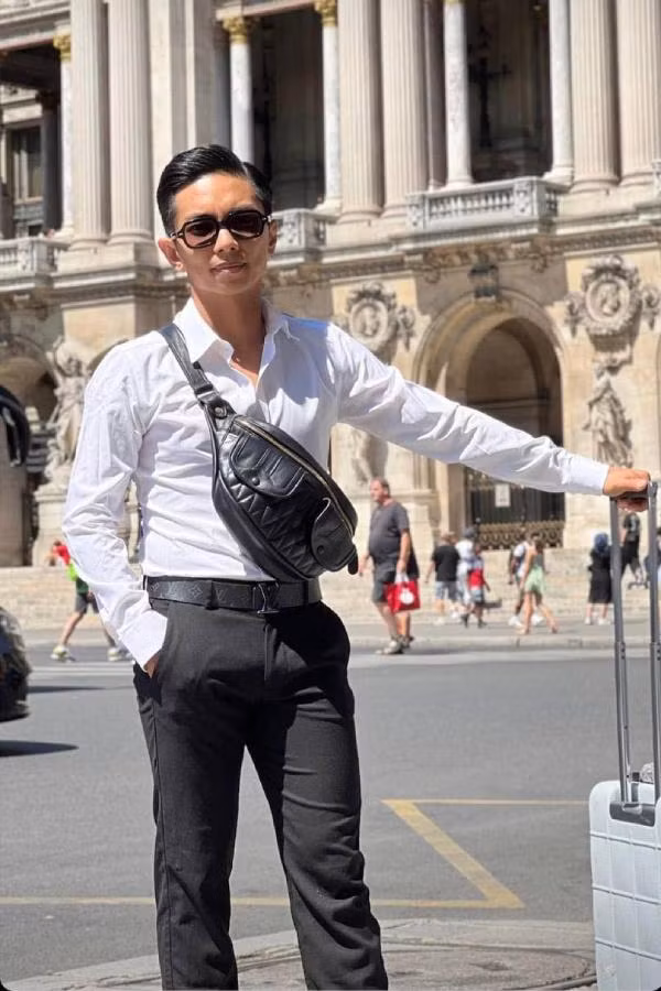 Vốn hay sốt ruột trong các buổi chụp hình nhưng Phan Hiển vẫn rất nhẫn nhại chờ đợi bà xã tạo dáng.