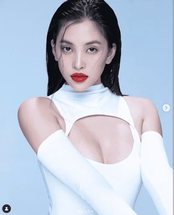 Không bao lâu sau khi tung ra loạt ảnh siêu đỉnh này, Tiểu Vy đã được cư dân mạng khen ngợi hết lời, đồng thời không quên thả tim rần rần cho nàng Hậu.