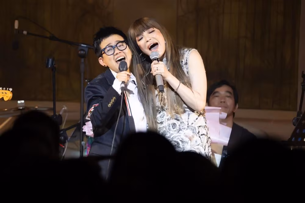 Kể từ đó, cặp đôi thường xuyên "đốn tim" người hâm mộ với loạt ảnh dễ thương, ngọt ngào đời thường và chăm chỉ tương tác với nhau trên mạng xã hội.