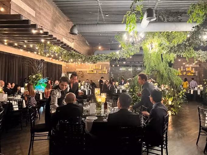 Ngày vui của cặp sao chỉ có khoảng 20 bàn tiệc, nhưng đầy đủ dàn nghệ sĩ từ Việt Nam tới hải ngoại như Quang Dũng, Phương Thanh, Bằng Kiều, Huy MC, Hồng Ngọc, Kỳ Duyên...