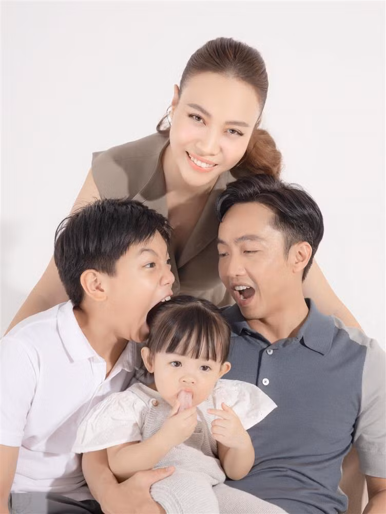 Biểu cảm gây cười của Subeo khi trêu đùa em gái.