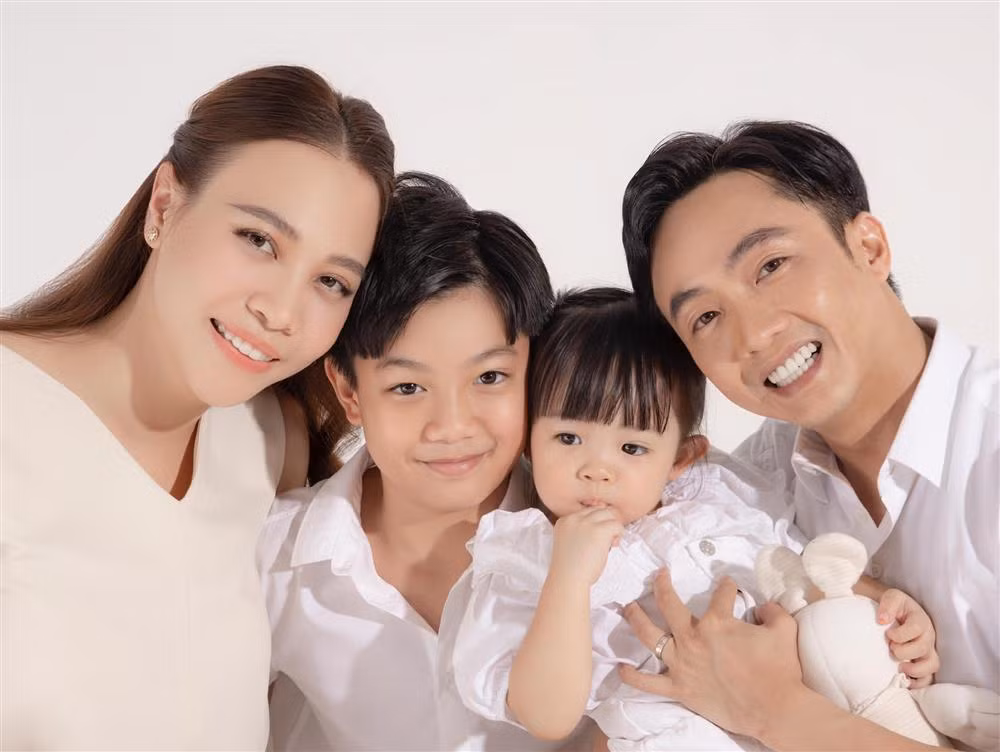 Sơ mi trắng khiến Subeo trông có phần chững chạc hơn. Cậu bé được dự đoán là "soái ca sơ mi trắng" trong tương lai.