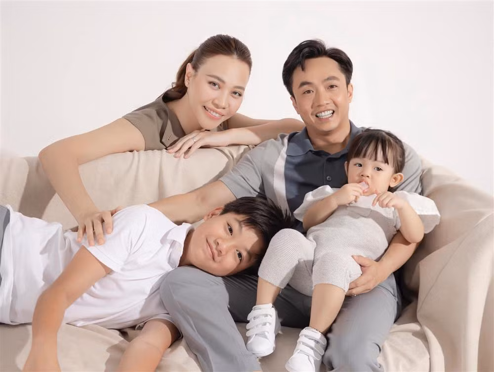 Có thể thấy Cường Đô La và bà xã Đàm Thu Trang đều "nhuận sắc" theo thời gian. Tuy nhiên, chiếm spotlight lại là 2 thế lực nhí Subeo và Suchin. Biểu cảm của 2 nhóc tỳ khiến người xem không khỏi thích thú.
