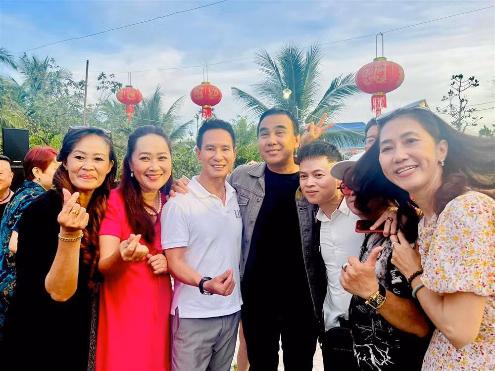 Mới đây, trên trang cá nhân, ca sĩ, diễn viên Lý Hải đăng tải loạt ảnh vui vẻ bên MC Quyền Linh và bạn bè trong buổi họp lớp. Nam ca sĩ tâm sự, dù ra trường đã lâu, có người theo nghệ thuật, người theo đuổi ngành nghề khác, nhưng tất cả vẫn là bạn bè và từng có quãng thời gian tuyệt vời bên nhau.