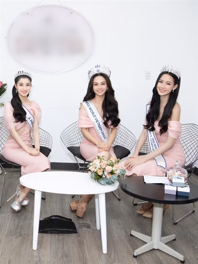Do thiết kế đan dây và chiều cao cực khủng nên bàn chân của Mai Phương có xu hướng dốc khá nhiều xuống phần mũi.