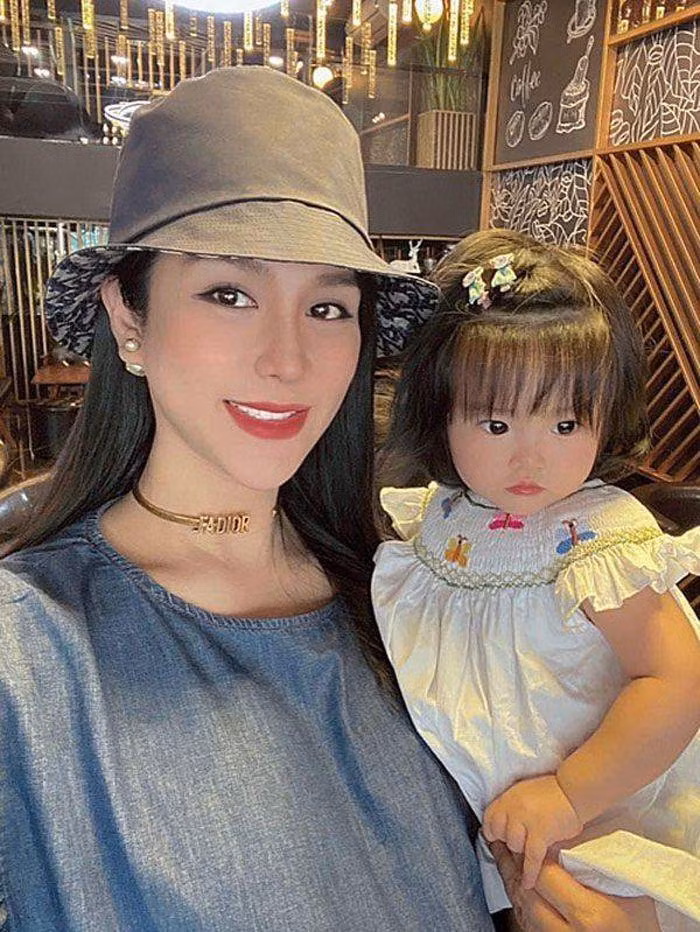 Diệp Lâm Anh rất chăm chút phong cách thời trang cho cô con gái cưng.