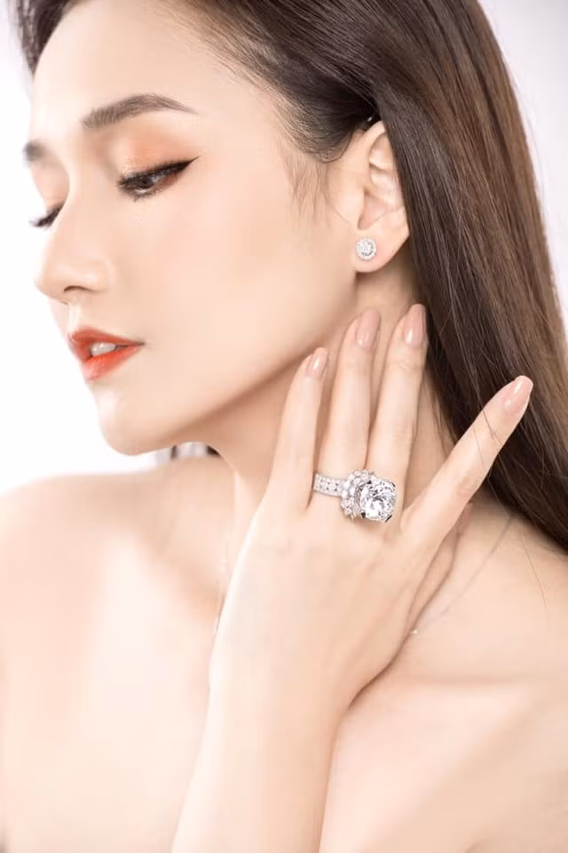 Lã Thanh Huyền khoe nhẫn kim cương "khủng", Quỳnh Nga dịu dàng - Hình 2 La Thanh Huyen khoe nhan kim cuong