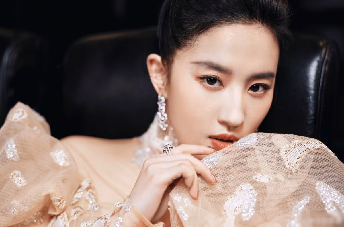 Sau Mộng hoa lục, Lưu Diệc Phi đóng Đi đến nơi có gió, cùng tài tử Lý Hiện. Nữ diễn viên được cho là tiếp tục thừa thắng xông lên ở mảng truyền hình với phim cổ trang Trường lăng.