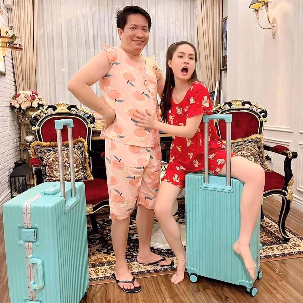 Trong khi Đoàn Di Băng trông có vẻ nhí nhố thì ông xã lại nhìn khá buồn cười.