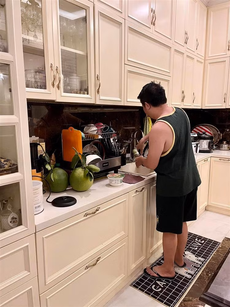 Cảnh đại gia quận 7 ăn mặc chẳng khác gì giúp việc đã quá quen thuộc với cư dân mạng.